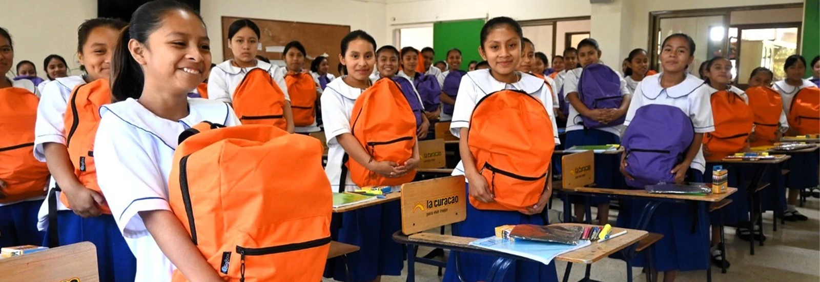 Mochila y útiles para un niño