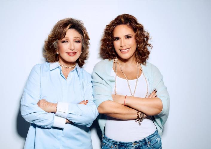 Angélica Vale and Angélica María, who are joining with FFTP, pose for a photo with their arms crossed, leaning on each other