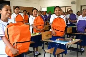 Mochila y útiles para un niño