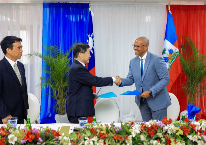 Ambassador to Haiti for the Republic of China (Taiwan), center, shakes hands with Food For the Poor-Haiti CEO announcing the FFTP Taiwan agreement