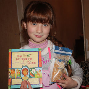A Ukrainian girl holds MannaPack rice meals.