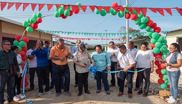 Linda Coello, President and Founder of CEPUDO, cuts the ribbon at the inauguration of the sustainable development in Los Achiotes.