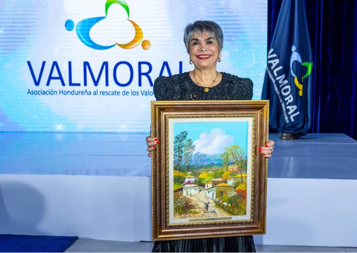 Linda Coello, president of CEPUDO, accepts Valmoral Award in Honduras